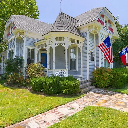 Granbury Home With Fire Pit, Walk To The Square!